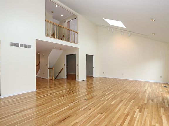 5th image of 693 Totten Way