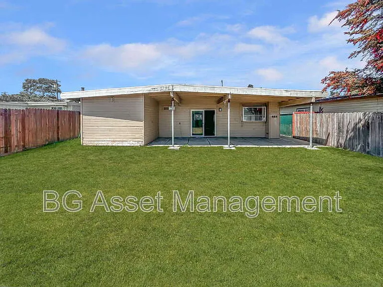 1526 Visalia Ave — Photo 8