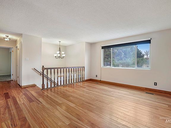 3rd image of 462 Parkway Cir