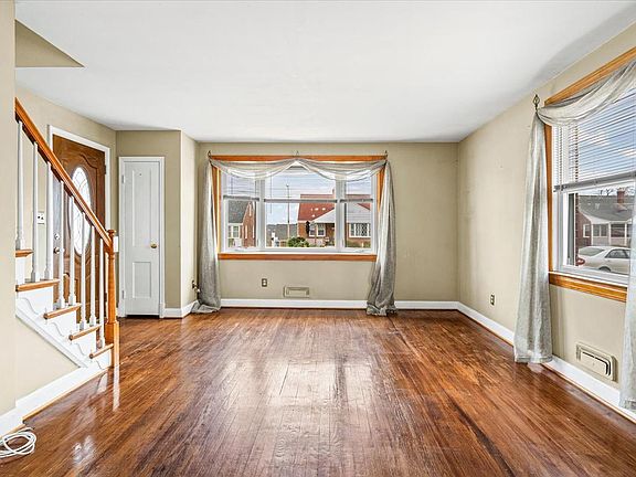 5th image of 1821 Weyburn Rd