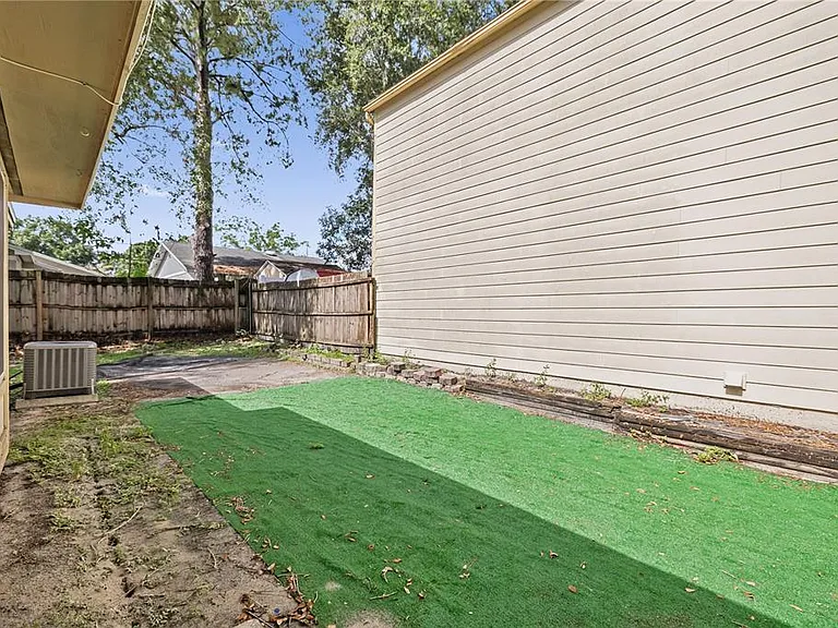 7607 Glades Ct — Photo 16