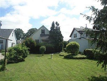 5th image of 854 E 207th St