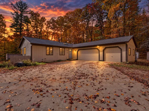6770 Wildwood Ct, Cedar Springs, MI 49319