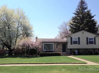 13988 Hillsdale Dr, Sterling Heights, MI 48313