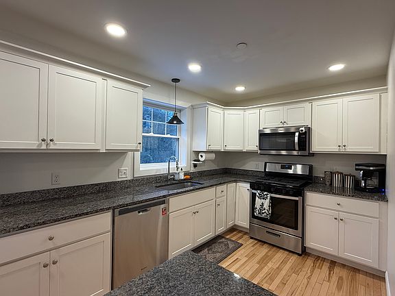 2nd image of 28 Waterford Dr