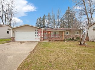 522 Sun Manor St, Flushing, MI 48433