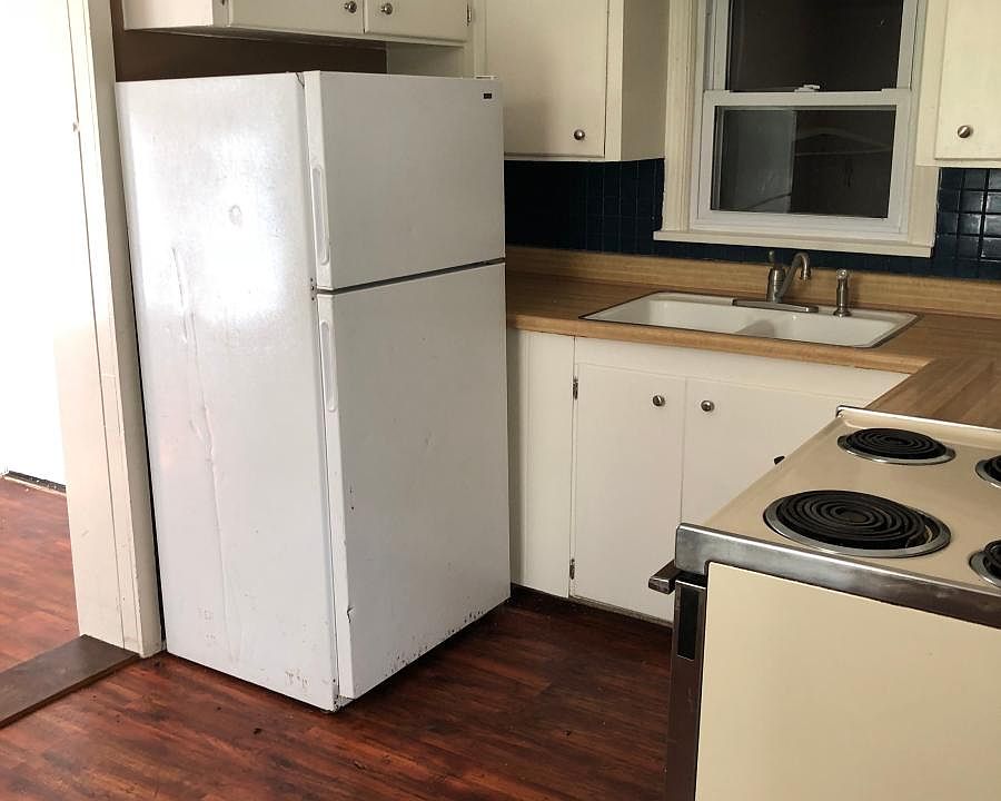 2nd image of 630 NE Russell Rd