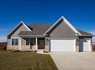 28 Blackstone Way, Le Claire, IA 52753