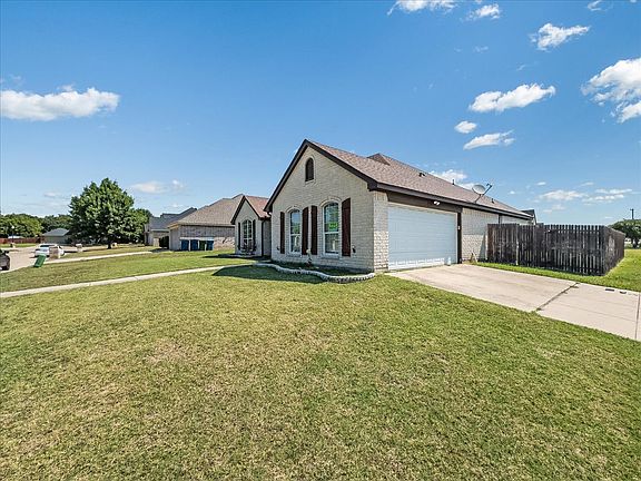 4th image of 300 Aspen Ct W