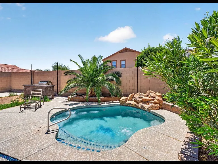 697 W Oak Tree Ln — Photo 3