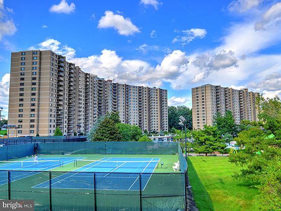 2nd image of 307 Yoakum Pkwy APT 1610