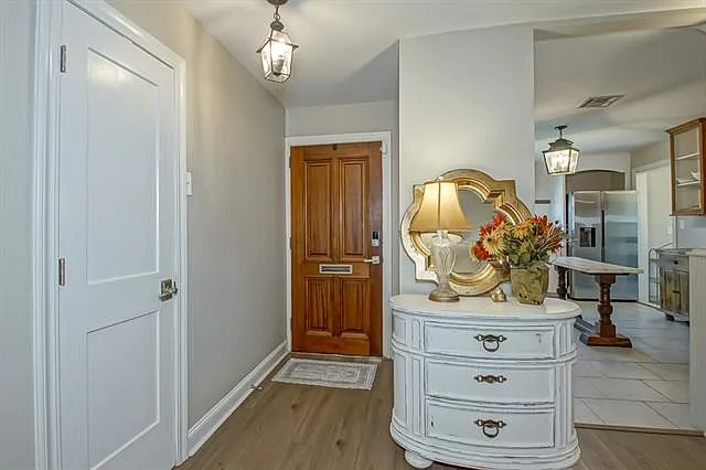 3 bed, 2.0 bath, 1701 sqft, $2,500 — Photo 3