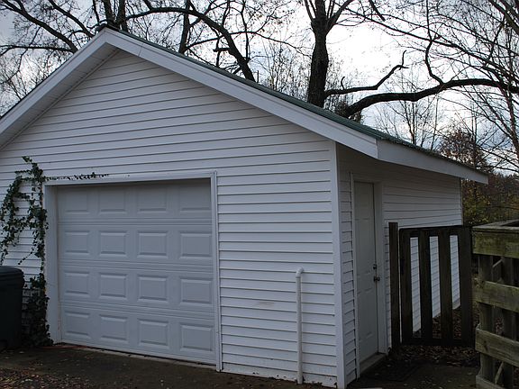 Detached garage
