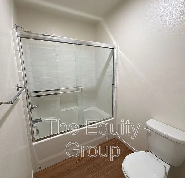 2931 N Crowe St — Photo 17