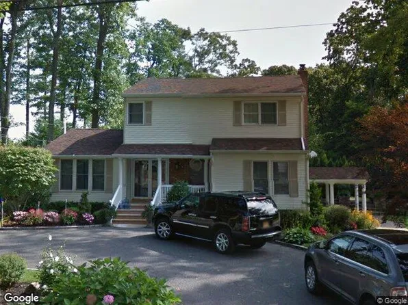 51 Hilltop Ln, Wheatley Heights, NY 11798