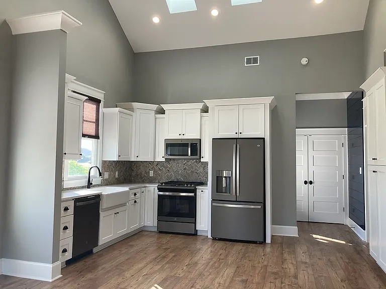 107 Cottage Ln — Photo 3