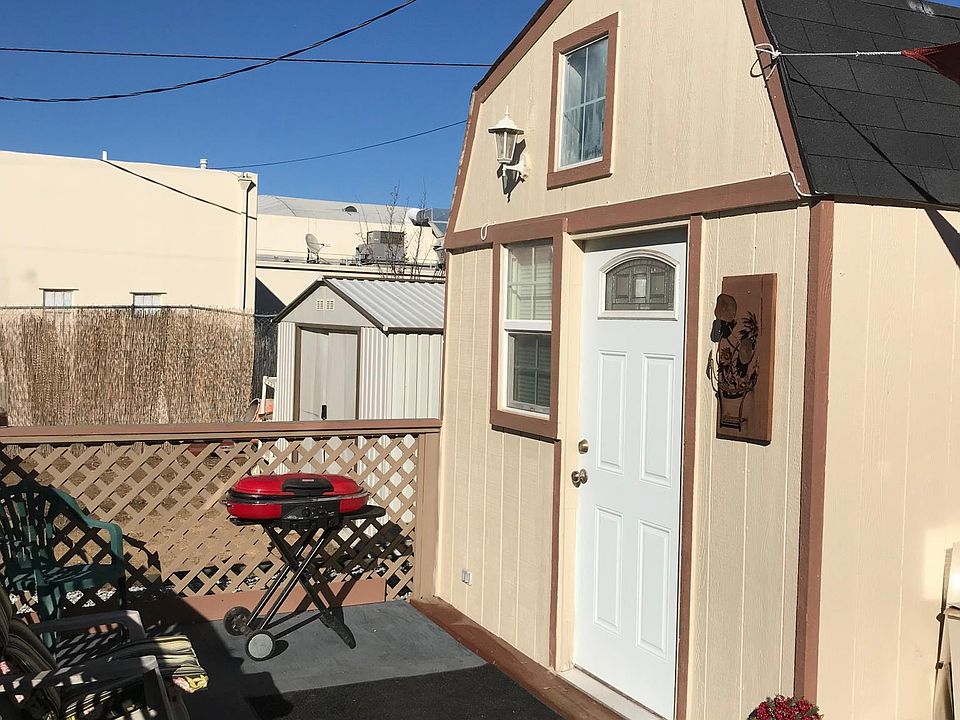 Small mini house centrally located in Yucaipa. Walking distance to all stores. very private for ONE PERSON only.