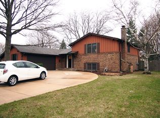 2252 Strawberry Ln, Glenview, IL 60026