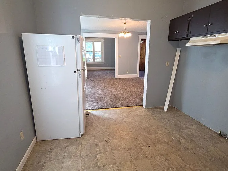738 E 8th St — Photo 11