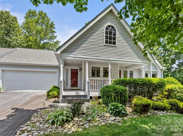 123 Carriage Walk Ln, Hendersonville, NC 28791