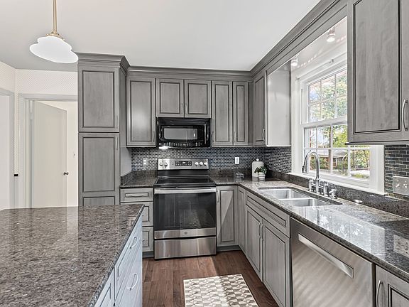 3rd image of 934 Neuhoff Ln