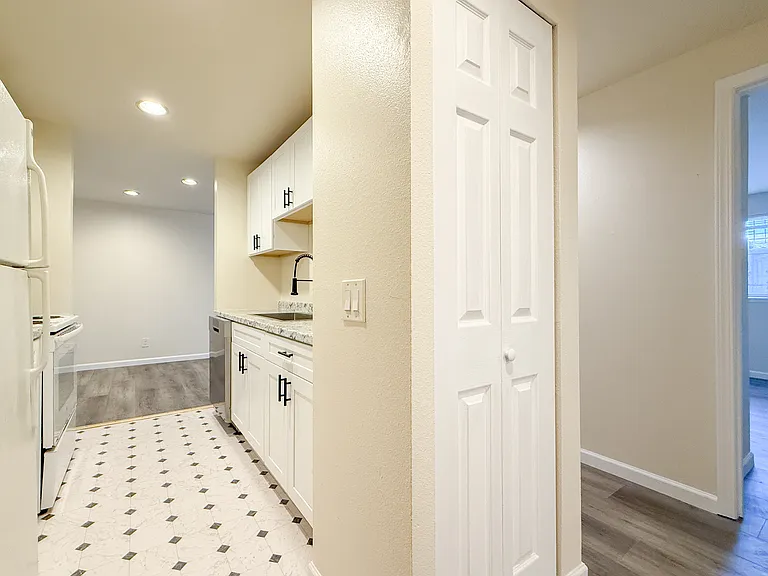 Stone Court Apartments — Photo 32