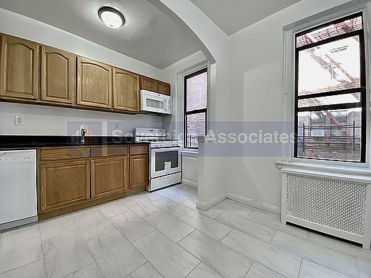 4th image of 2914 Jerome Ave APT 3GS