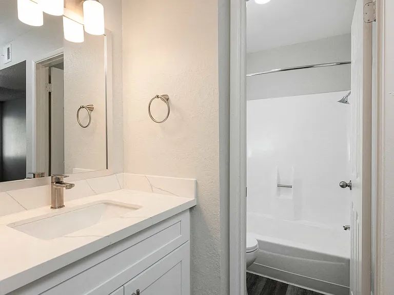 Camelback Cove Apartments — Photo 14
