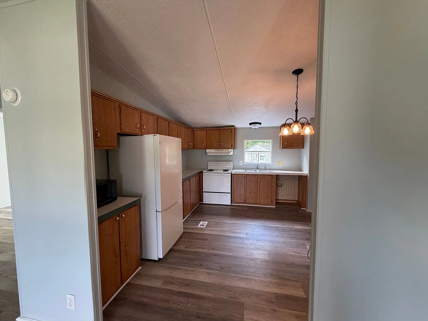 Spacious 3 Bedroom Home with Large Front Porch — Photo 2