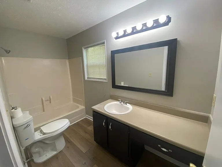 102 Sterling Ct — Photo 9
