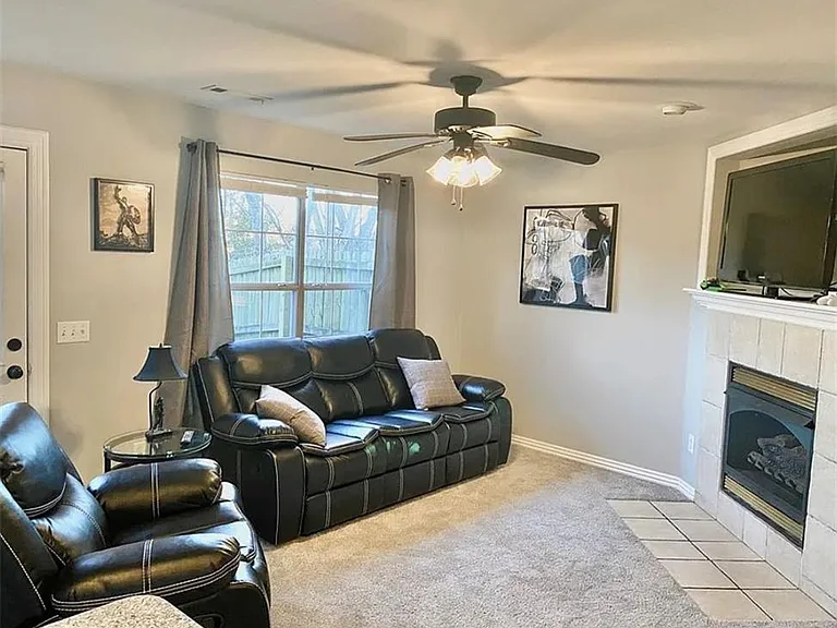 826 W Peachtree Dr #1 — Photo 2
