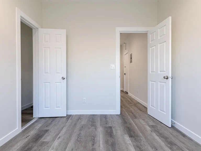 2025 E 4th St — Photo 17