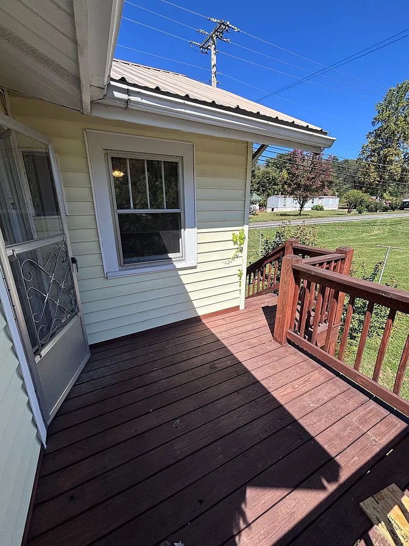 Charming 2-Bedroom Home Near Downtown Sylva All Utilities Included! — Photo 4