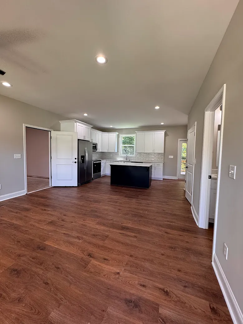 5 bed, 3.5 bath, 2500 sqft, $3,150 — Photo 3
