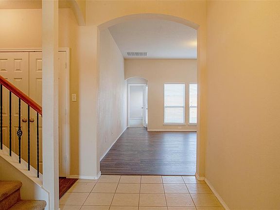 3rd image of 5405 Creek Hill Ln