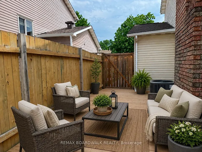 4396 Whittaker Cres — Photo 36