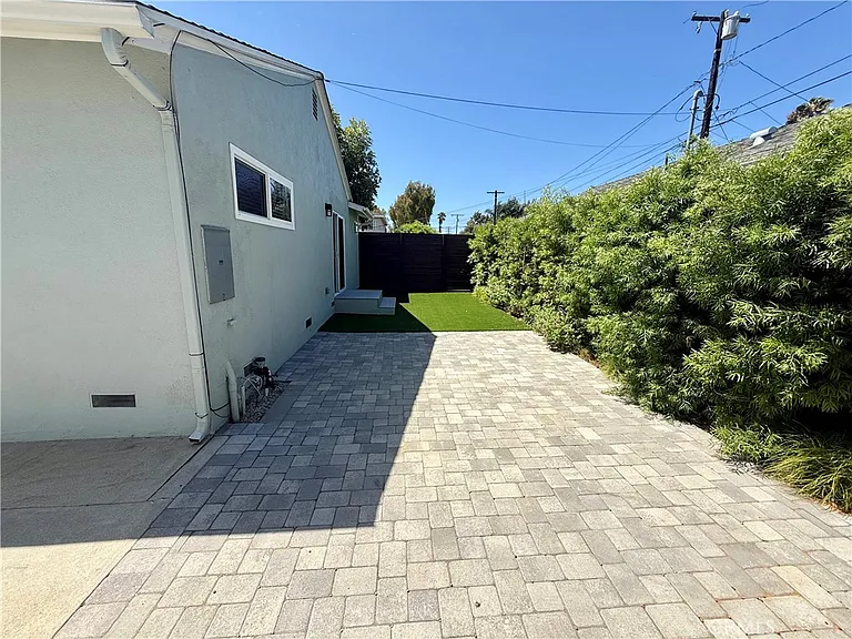 517 Blossom Ln — Photo 21
