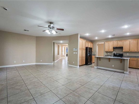 4th image of 278 Palm Trace Ave
