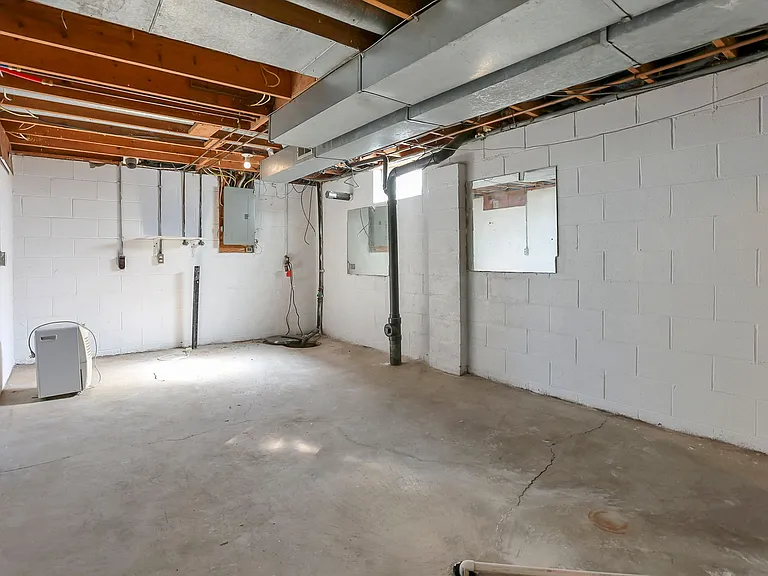 1747 Hightower Dr — Photo 32