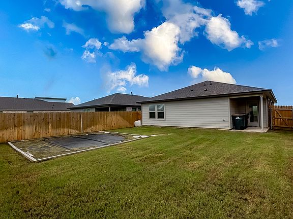 3rd image of 605 Veneta Ln