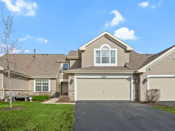 1296 Lake Shore Dr, Carol Stream, IL 60188