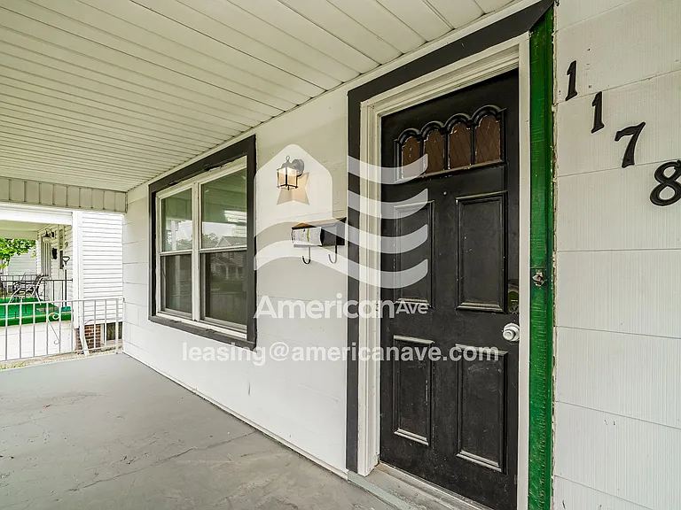 1389041_013_porch_14.jpg