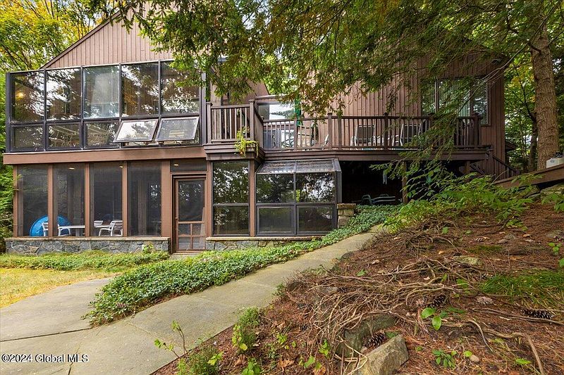 4th image of 25 Middleworth Lane