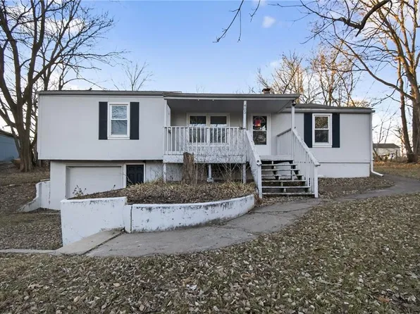 405 S Bellemere Rd, Blue Springs, MO 64015
