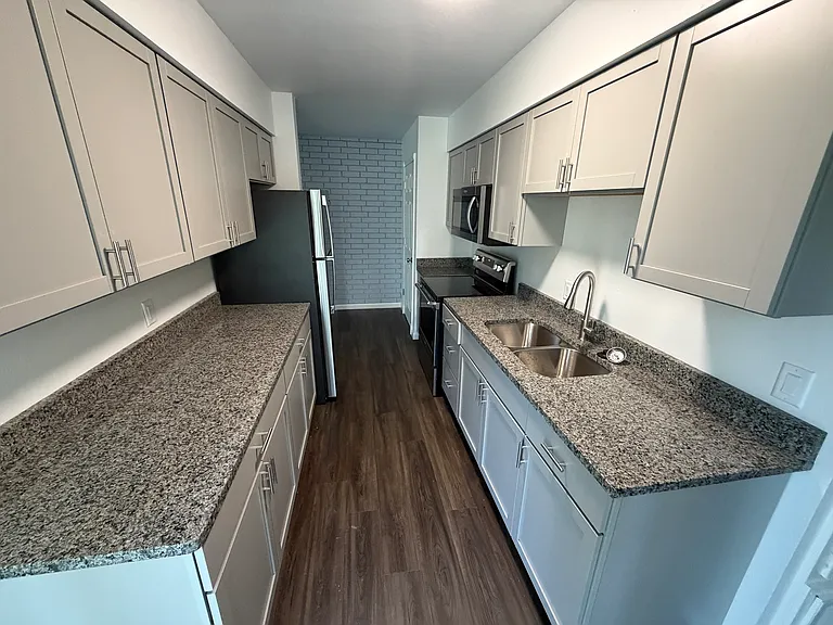 1006 Elm St — Photo 6