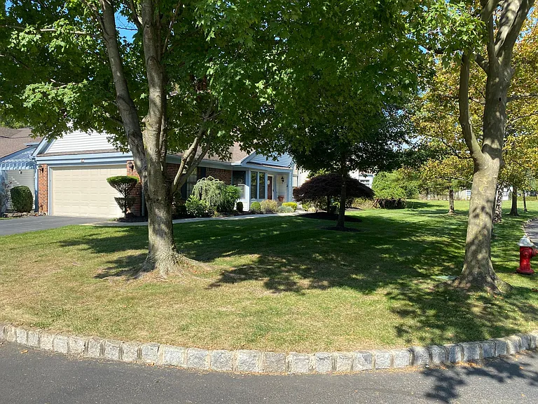 45 Old Orchard Ln — Photo 2