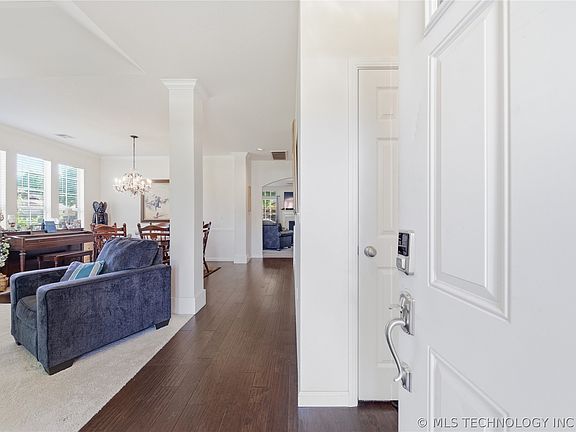 5th image of 1812 S Dogwood Pl