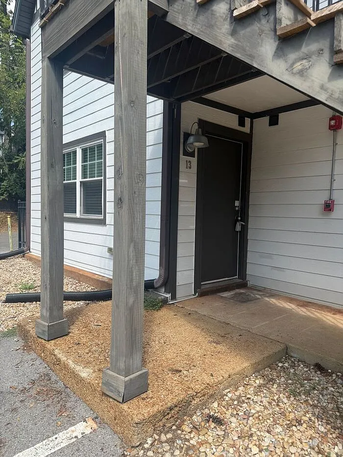 Studio, 1.0 bath, 450 sqft, $895 — Photo 3