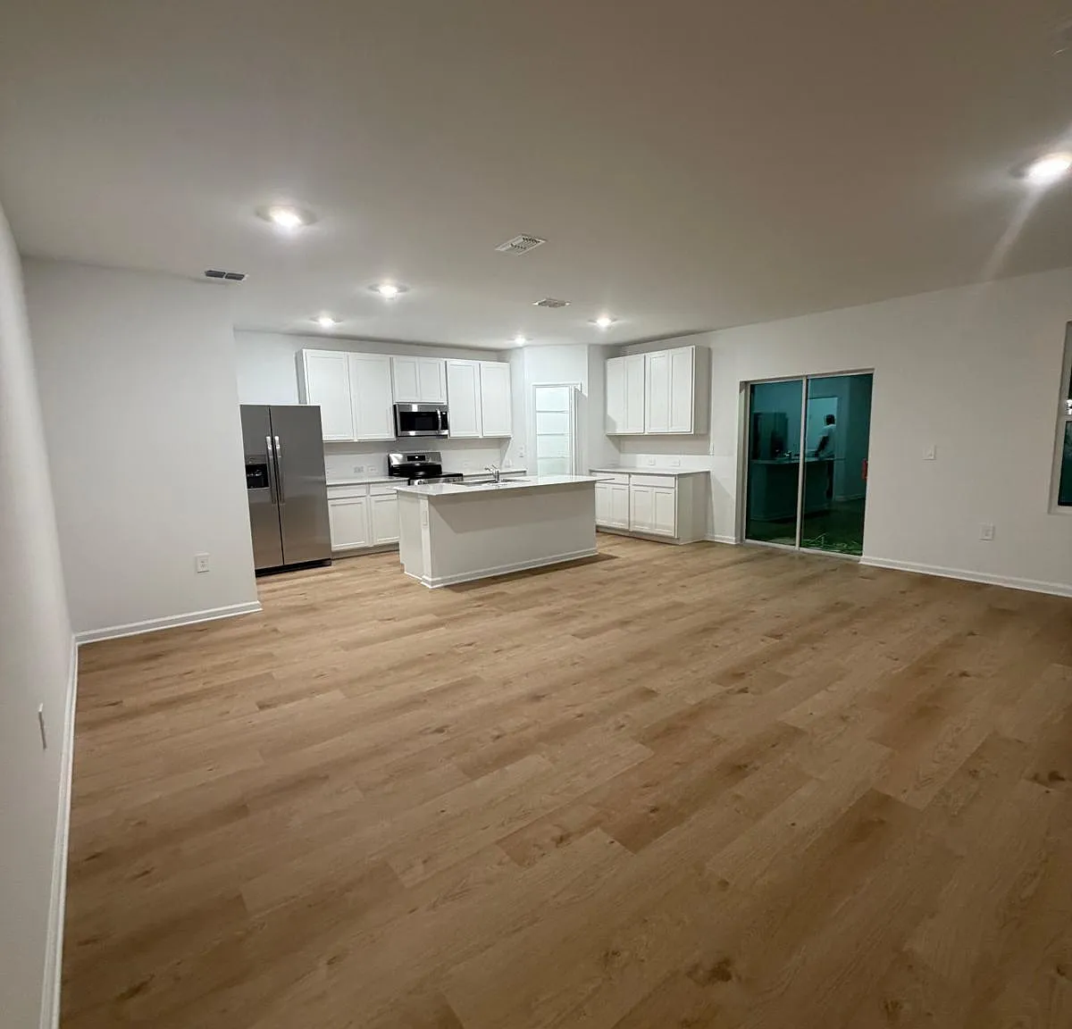 5 bed, 2112 sqft, $2,300 — Photo 2