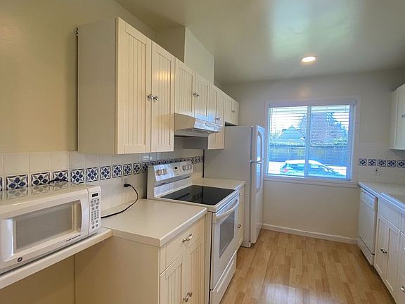 5th image of 1372 Mission Dr